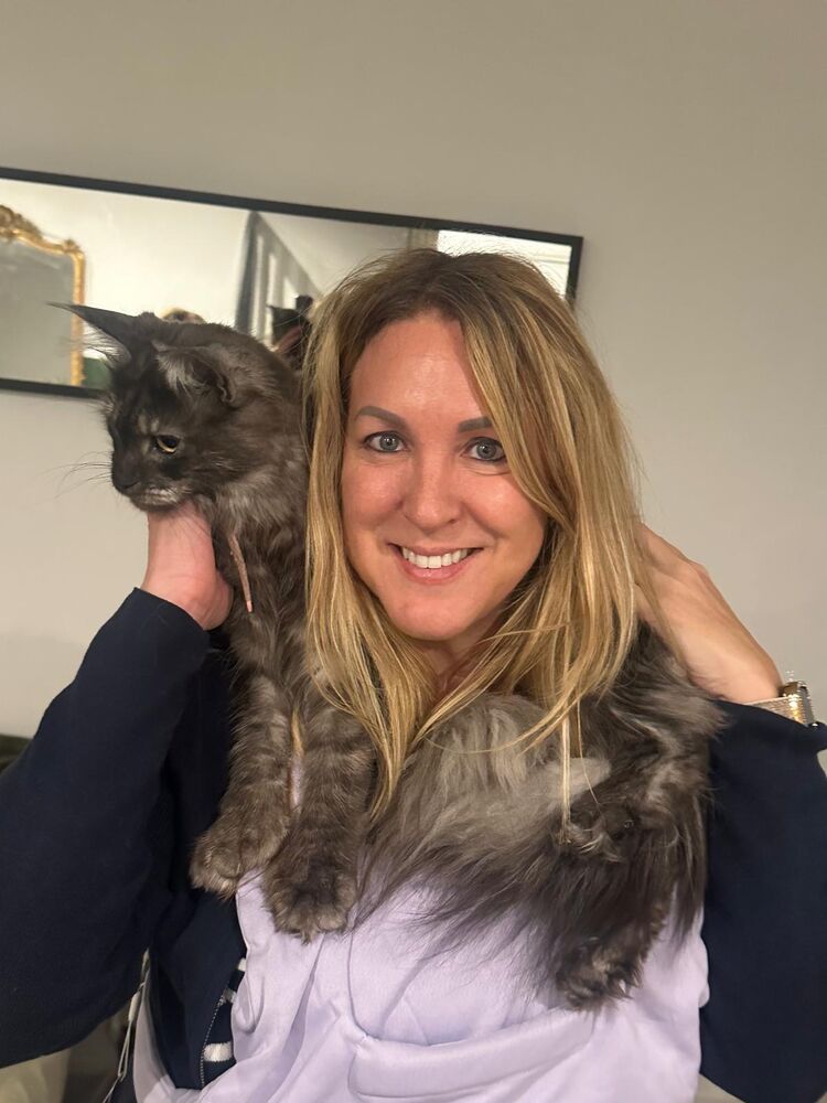Isabelle souriante, Alita installée sur ses épaules
